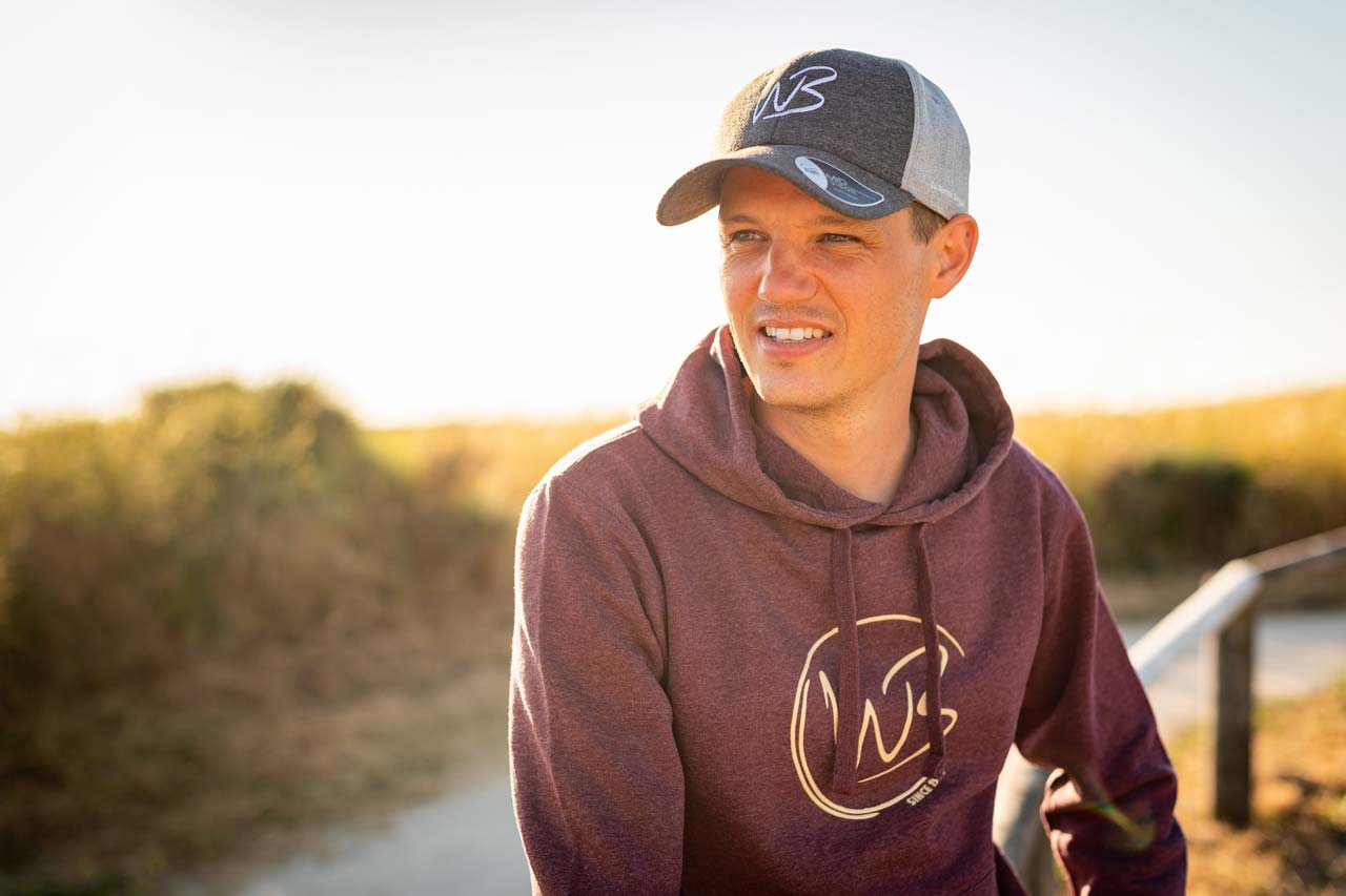 Ce sweat-shirt à capuche à l'intérieur molletonné vous assurera un confort tout au long de la journée.