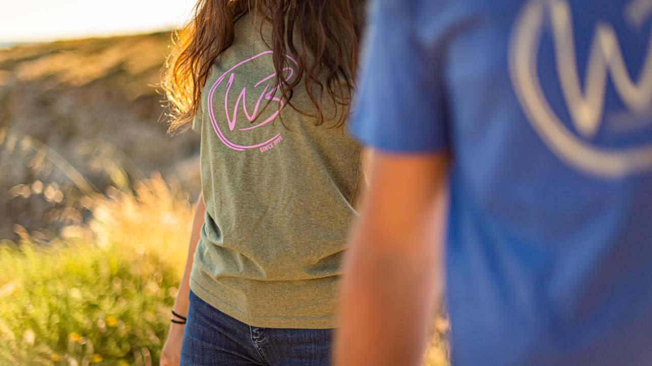 Ce T-Shirt au col rond composé du logo WB rose ou beige vous assurera un confort tout au long de la journée.
