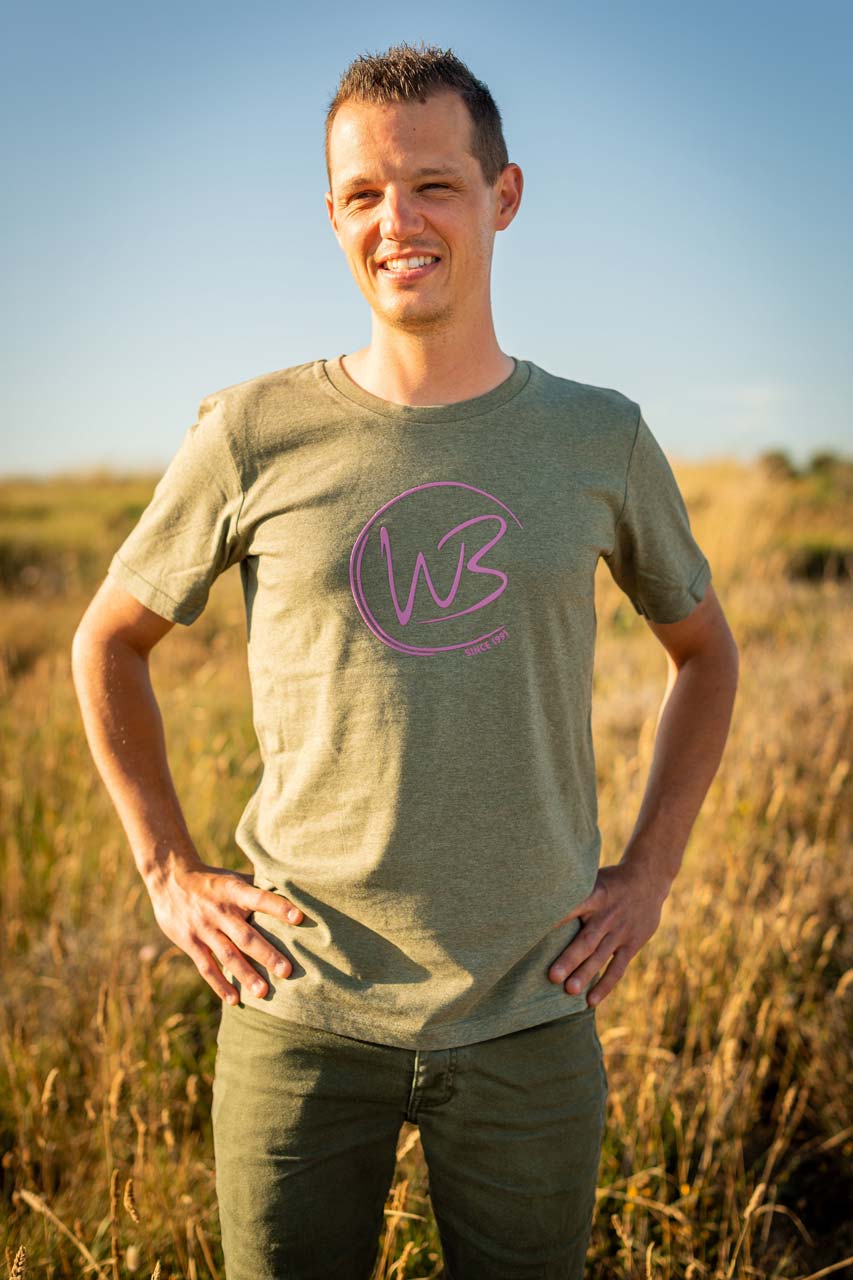 Ce T-Shirt au col rond composé du logo WB rose ou beige vous assurera un confort tout au long de la journée.