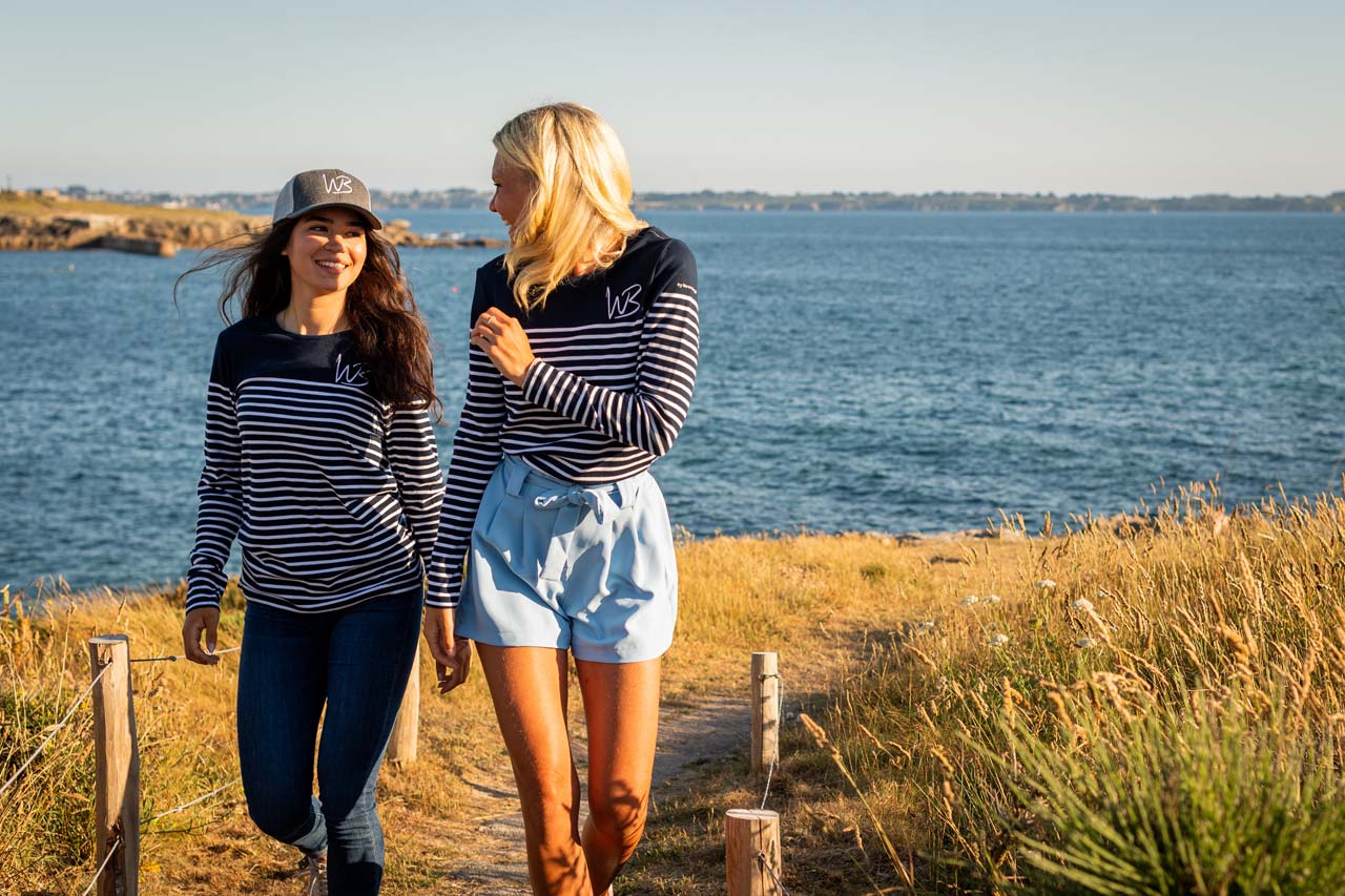 Cette marinière bleu marine et blanche est excellente pour le printemps ou une balade au bord de l'eau. Elle est conçue avec une encolure ronde, des points de fantaisie sur les épaules et des fentes latérales dans le bas.