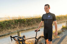 Charger l&#39;image dans la galerie, Ce cuissard noir à bretelles a été conçu pour les coureurs qui recherchent le confort sur de longues distances. Le tissu principal en lycra permet d&#39;évacuer la transpiration.
