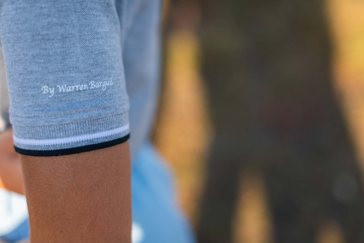 Ce polo gris sera très doux sur votre peau, vous ne pourrez plus vous en passer. Il est composé de trois boutons, d'une bande de propreté contrastée à l'encolure et aux fentes de côtés ainsi que de liserés contrastés sur le col et dans le bas des manches. 
