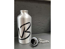 Charger l&#39;image dans la galerie, Une gourde en aluminium avec mousqueton et bouchon hermétique, réutilisable pour votre quotidien ou pour vos sessions sportives.  Contenance 400 ml.
