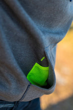 Charger l&#39;image dans la galerie, Ce sweat-shirt à capuche gris et bleu marine est composé de manches raglan et d&#39;une capuche doublée en maille filet. Ses poches kangourou renferment un passe-fil écouteurs et une pochette de téléphone fluorescente. Son intérieur en molleton gratté vous assurera un confort tout au long de la journée.
